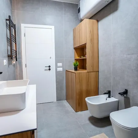 2br At Café Flora - Skanderbeg Square Area