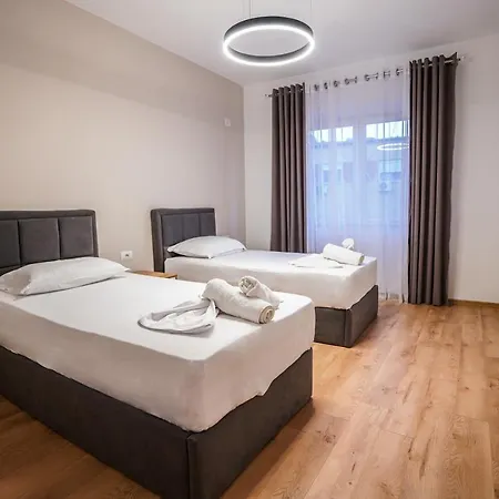 2br At Café Flora - Skanderbeg Square Area Lägenhet