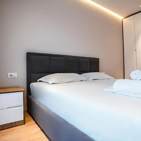 2br At Café Flora - Skanderbeg Square Area Lägenhet Tirana