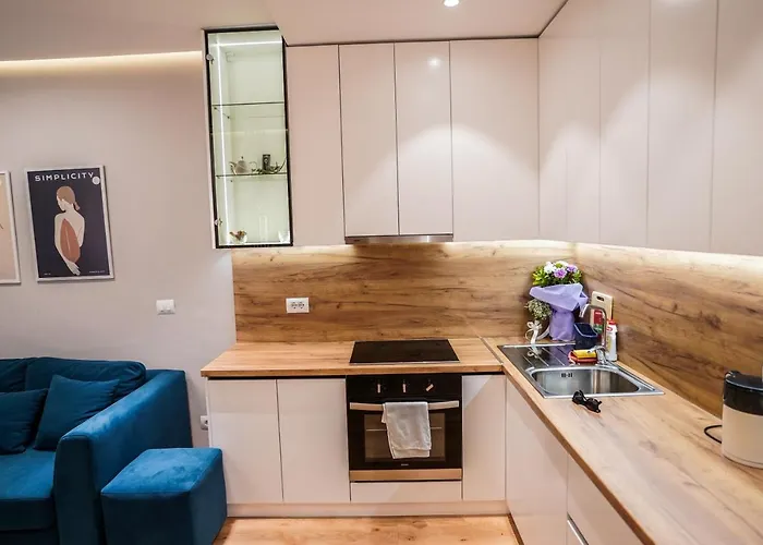 2br At Cafe Flora - Skanderbeg Square Area * 地拉那