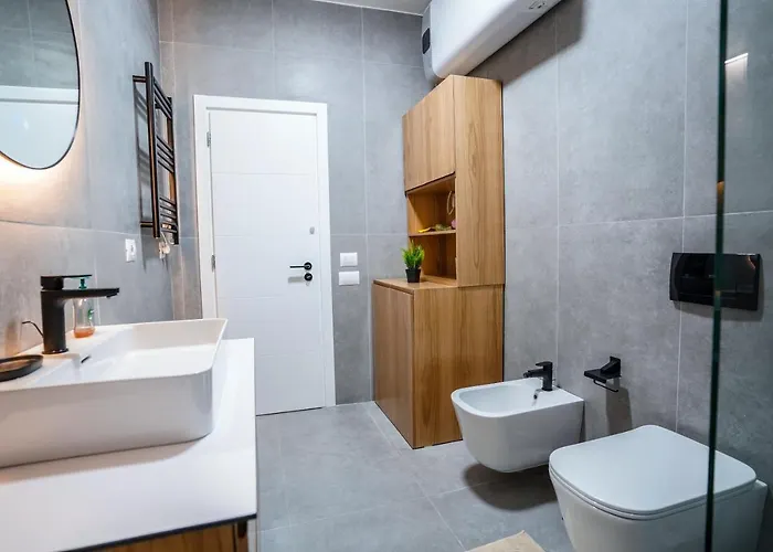 2br At Cafe Flora - Skanderbeg Square Area