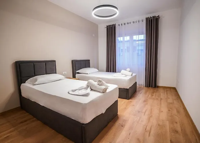 2br At Café Flora - Skanderbeg Square Area Lägenhet